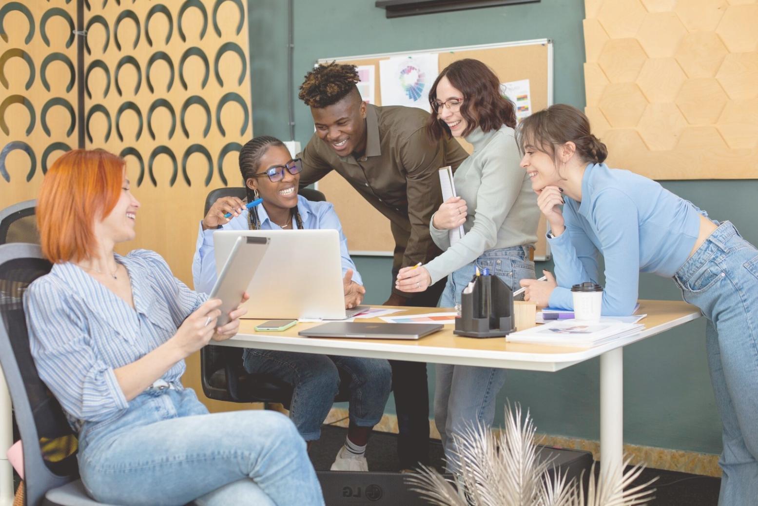 Equipo de IntelliLogNeuron trabajando en análisis técnico de SEO