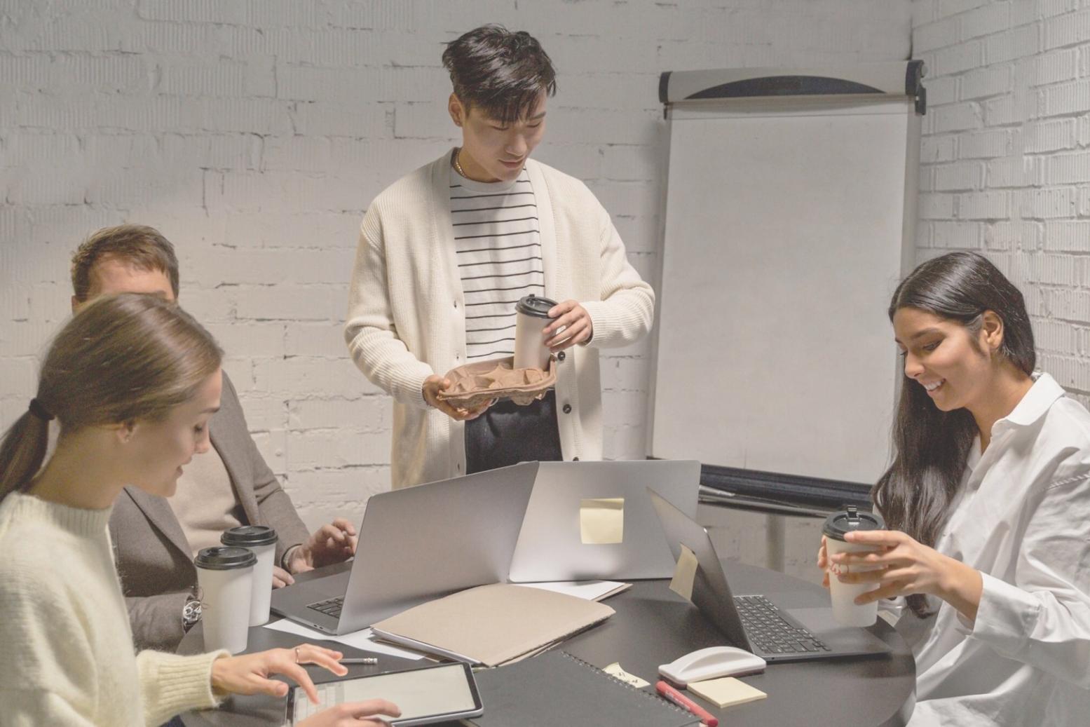 Espacio de trabajo profesional con laptop y documentos de estrategia SEO